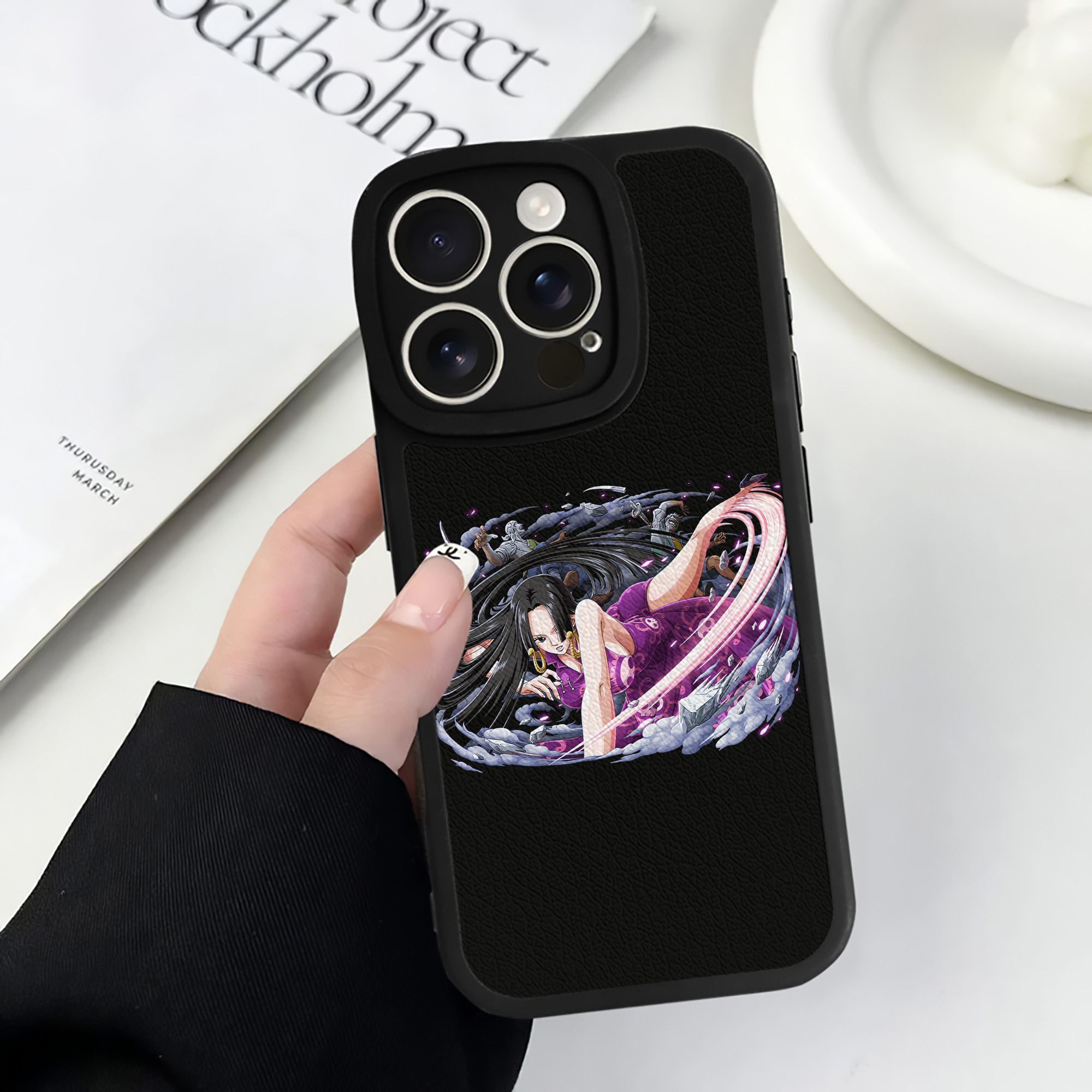 （画像用） ワンピース ボア・ハンコック ONE PIECE Boa·Hancock 【iPhone 16シリーズ対応】シリコンスマホケース（レザー調） 材質：シリコン